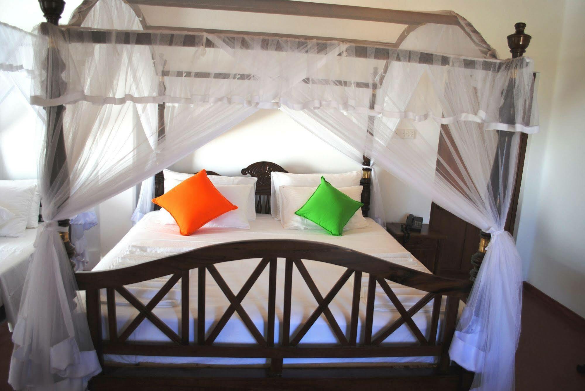 Miura Dutch Edge Hotel Negombo Exterior foto