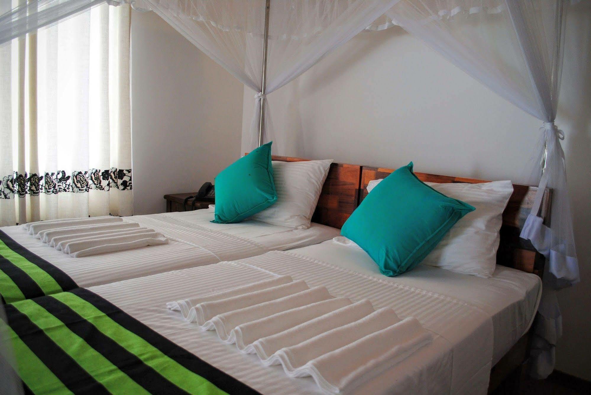 Miura Dutch Edge Hotel Negombo Exterior foto